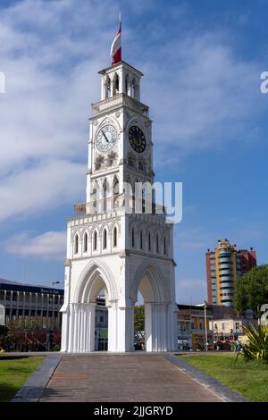 La Tour de l'horloge de la Plaza Arturo Prat à Iquique, au Chili, est un site historique national, construit en 1978. Banque D'Images