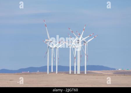 Éoliennes produisant de l'électricité dans un parc éolien dans le désert d'Atacama près de Calama, au Chili. Banque D'Images