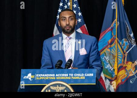 New York, New York, États-Unis. 25th juillet 2022. Le sénateur d'État Jamaal Bailey, qui a parrainé le projet de loi sur les couches, parle lors de l'annonce du gouverneur Hochul sur la garde d'enfants à Washington Heights YM&YWHA. Le gouverneur a annoncé que près de $70 millions de subventions ont été accordées à des programmes de garde d'enfants nouvellement autorisés, enregistrés ou autorisés. Elle a également signé un projet de loi éliminant les taxes de vente locales sur les couches pour adultes et pour enfants. (Credit image: © Lev Radin/Pacific Press via ZUMA Press Wire) Banque D'Images