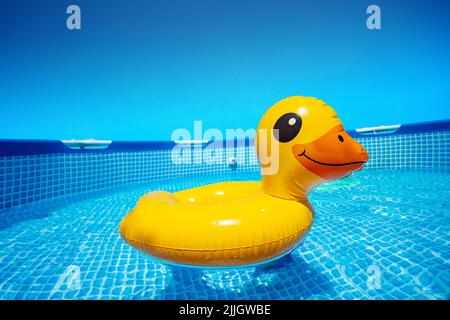 Baignade gonflable mignon surprise canard jaune dans la piscine Banque D'Images