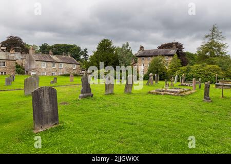 Kirkby Lonsdale, Cumbria, Angleterre - 12 août 2018 : cimetière de l'église Saint Mary, église anglicane active dans la déanerie de Kendal. Le chu Banque D'Images