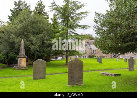 Kirkby Lonsdale, Cumbria, Angleterre - 12 août 2018 : cimetière de l'église Saint Mary, église anglicane active dans la déanerie de Kendal. Le chu Banque D'Images