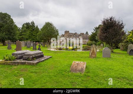 Kirkby Lonsdale, Cumbria, Angleterre - 12 août 2018 : cimetière de l'église Saint Mary, église anglicane active dans la déanerie de Kendal. Le chu Banque D'Images