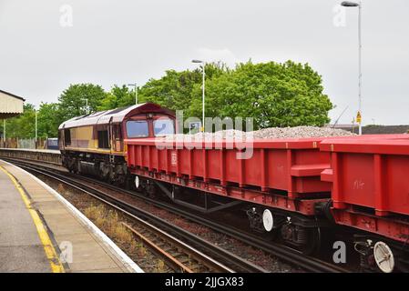 Classe 66 n° 66031 soulève l'arrière d'un train de ballast passant par la gare de Hamworthy le 12 mai 2018. Banque D'Images