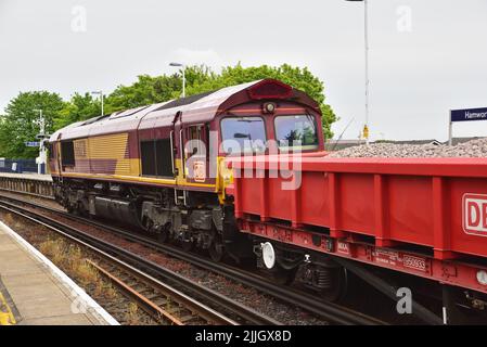 Classe 66 n° 66031 soulève l'arrière d'un train de ballast passant par la gare de Hamworthy le 12 mai 2018. Banque D'Images