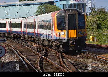 South Western Railway Class 444 Dariro Electric multiple Unit 444012 arrivs à Poole on a Weymouth - Waterloo service. Banque D'Images