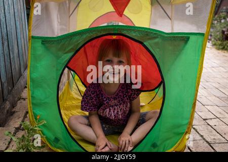 19 juillet 2022, Slovyansk, Ukraine: Lila est assise dans son jouet de train dans sa nouvelle maison à Slovyansk, Donbass, car elle et d'autres vivent maintenant sans approvisionnement en électricité, en eau et en gaz, et leur ancienne maison a été détruite par l'offensive russe. Bien que l'avance russe se rapproche de plus en plus, certains des citoyens de Slovyansk ont décidé, pour diverses raisons, de rester à la traîne. Slovyansk avec une population de 106 972 (2021 est.), est maintenant une ville stratégique principale dans la région de Donetsk, comme la ville a été continuellement bombardée par des artilleries et des missiles russes, depuis le début de la guerre Banque D'Images