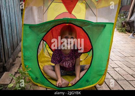 19 juillet 2022, Slovyansk, Ukraine: Lila est assise dans son jouet de train dans sa nouvelle maison à Slovyansk, Donbas, car elle et d'autres vivent maintenant sans électricité, eau et gaz. Bien que l'avance russe se rapproche de plus en plus, certains des citoyens de Slovyansk ont décidé, pour diverses raisons, de rester à la traîne. Slovyansk avec une population de 106 972 (2021 est.), est maintenant une ville stratégique principale dans la région du Donbass de Donetsk, car la ville a été continuellement bombardée par des artilleries et des missiles russes, depuis le début de la guerre, plus de 80% des civils ont déjà été évacués. (Crédit IMA Banque D'Images