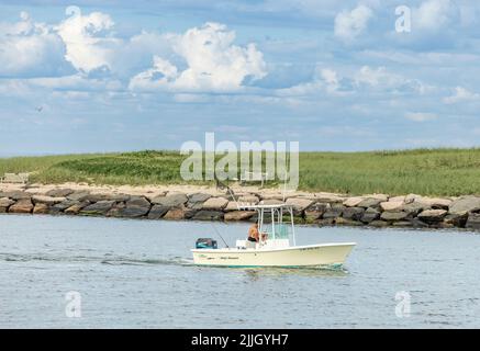 Petit bateau entrant dans le port de Montauk Banque D'Images