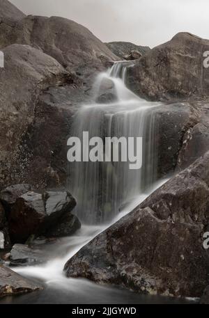 Cascade dans le Snowdonia Banque D'Images