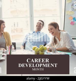 Image du mois du développement de carrière par rapport aux collègues caucasiens heureux au bureau Banque D'Images