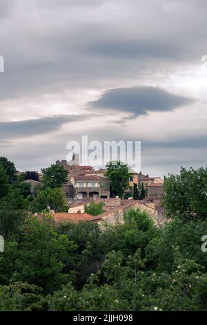 MONTPEYROUX, FRANCE - 31st MAI 2022 : vue sur le village de Montpeyroux lors d'une soirée de printemps nuageux, Puy de Dôme, France Banque D'Images