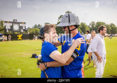 Le banquier russe Andrey Borodin (à gauche) embrassant Facundo Pieres lors de la finale de la coupe d'or au Cowdray Park Polo Club où son équipe, Park place, a battu Dubaï i Banque D'Images