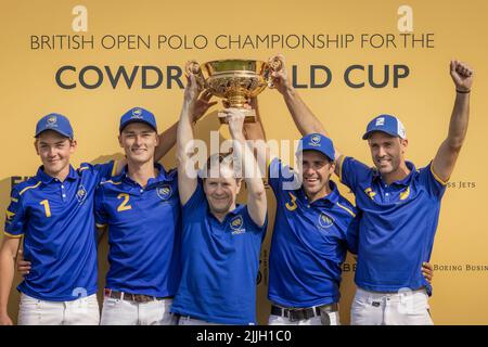 Le banquier russe Andrey Borodin célèbre avec ses joueurs la finale de la coupe d'or au Cowdray Park Polo Club après que son équipe, Park place, ait battu Dubaï. Gauche Banque D'Images