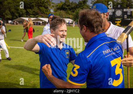 Le banquier russe Andrey Borodin (à gauche) embrasse Francisco Elizalde Hyde à la finale de la coupe d'or au Cowdray Park Polo Club où son équipe, Park place, bea Banque D'Images