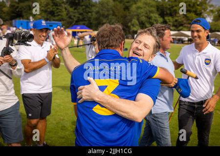 Le banquier russe Andrey Borodin (à gauche) embrasse Francisco Elizalde Hyde à la finale de la coupe d'or au Cowdray Park Polo Club où son équipe, Park place, bea Banque D'Images