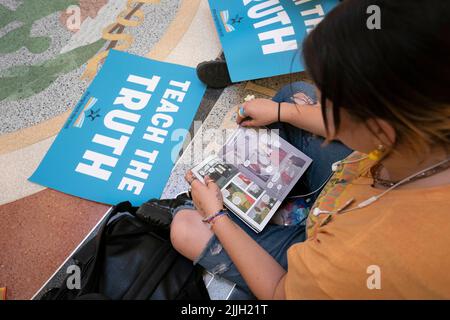 Austin Texas Etats-Unis, 26 juillet 2022: Un militant protestant contre la censure des livres dans les classes et les bibliothèques des écoles publiques rejoint d'autres manifestants assis dans la rotonde du Capitole et lisant certains des 850 livres inscrits sur la liste des titres « inconfortables » d'un législateur républicain. Crédit : Bob Daemmrich/Alay Live News Banque D'Images