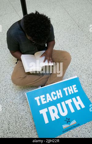 Austin Texas Etats-Unis, 26 juillet 2022: Un militant protestant contre la censure des livres dans les classes et les bibliothèques des écoles publiques rejoint d'autres manifestants assis dans la rotonde du Capitole et lisant certains des 850 livres inscrits sur la liste des titres « inconfortables » d'un législateur républicain. Crédit : Bob Daemmrich/Alay Live News Banque D'Images