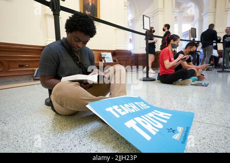 Austin Texas Etats-Unis, 26 juillet 2022: Des militants protestant contre la censure des livres dans les classes et les bibliothèques publiques d'école sont assis dans la rotonde du Capitole et ont lu quelques-uns des 850 livres énumérés sur la liste d'un législateur républicain de titres "inconfortables". Crédit : Bob Daemmrich/Alay Live News Banque D'Images