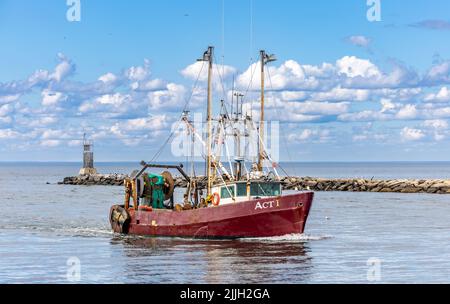 Bateau de pêche, ACT I entrant dans le quai à Montauk Banque D'Images