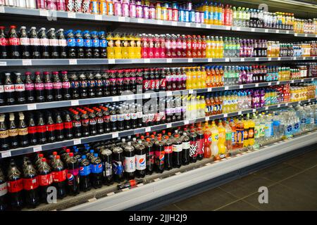 Boissons dans des bouteilles en plastique à la station-service de l'autoroute. Il y a très peu d'option mais plastique Banque D'Images