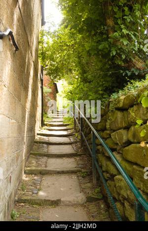 Les chemins de Robin Hood's Bay sont escarpés et étroits Banque D'Images