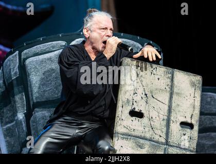 Bruce Dickinson, d'Iron Maiden, se présentant en direct à tonnes of Rock à Oslo en juin 2022 Banque D'Images