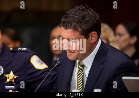 Zachary Allen Andersen, responsable de la sécurité publique, Cedar Falls public Safety, comparaît devant une audience du Comité sénatorial de la magistrature pour examiner la sécurité des agents de police, en se concentrant sur la protection des personnes qui protègent et servent, dans le bâtiment Dirksen du Sénat à Washington, DC, Etats-Unis, mardi, 26 juillet, 2022. Photo de Rod Lamkey / CNP/ABACAPRESS.COM Banque D'Images