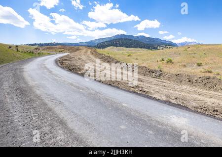 Mammoth Hot Springs, États-Unis d'Amérique. 20 juillet 2022. Les travailleurs du service des parcs nationaux améliorent les sections du chemin Old Gardiner à l'entrée nord du parc national de Yellowstone, à 20 juillet 2022, à Mammoth Hot Springs, au Montana. L'ancienne route de terre permettra maintenant aux visiteurs d'entrer dans le parc après que les routes principales ont été détruites par des inondations qui coupent l'entrée nord et la ville touristique de Gardiner. Crédit : Jacob W. Frank/NPS/Alay Live News Banque D'Images