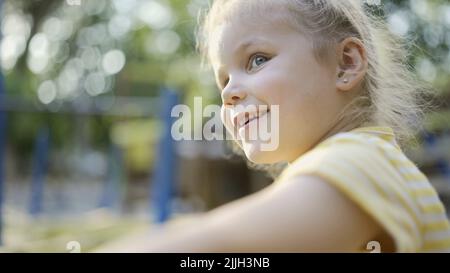 Odessa, Ukraine, Europe de l'est. 26th juillet 2022. Une petite fille mignonne joue sur le terrain de jeu. Enfant fille jouant sur l'aire de jeux dans le parc de la ville (Credit image: © Andrey Nekrasov/ZUMA Press Wire) Banque D'Images