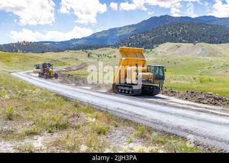 Mammoth Hot Springs, États-Unis d'Amérique. 20 juillet 2022. Les travailleurs du service des parcs nationaux améliorent les sections du chemin Old Gardiner à l'entrée nord du parc national de Yellowstone, à 20 juillet 2022, à Mammoth Hot Springs, au Montana. L'ancienne route de terre permettra maintenant aux visiteurs d'entrer dans le parc après que les routes principales ont été détruites par des inondations qui coupent l'entrée nord et la ville touristique de Gardiner. Crédit : Jacob W. Frank/NPS/Alay Live News Banque D'Images