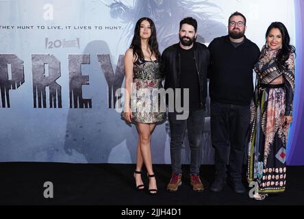 (De gauche à droite) Amber Midthunder, Dan Trachtenberg, Ben Rosenblatt et Jhane Myers assistent au Gala britannique de dépistage des proies à vue West End, Leicester Square, Londres. Date de la photo: Mardi 26 juillet 2022. Banque D'Images