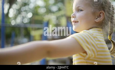 Odessa, Ukraine, Europe de l'est. 26th juillet 2022. Une petite fille mignonne joue sur le terrain de jeu. Enfant fille jouant sur l'aire de jeux dans le parc de la ville (Credit image: © Andrey Nekrasov/ZUMA Press Wire) Banque D'Images