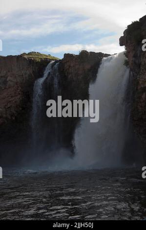 La cascade d'Orkhon, l'un des plus beaux sites de Mongolie centrale. Environ 25m en aval de la cascade, vous pouvez descendre jusqu'au fond de la gorge; 2 Banque D'Images