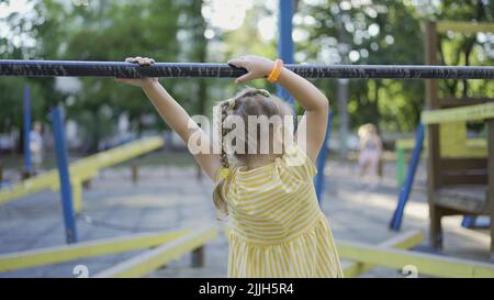 Odessa, Ukraine, Europe de l'est. 26th juillet 2022. Une petite fille mignonne joue sur le terrain de jeu. Enfant fille jouant sur l'aire de jeux dans le parc de la ville (Credit image: © Andrey Nekrasov/ZUMA Press Wire) Banque D'Images