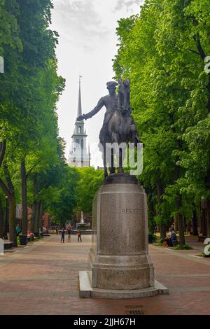 La statue de Paul Revere et l'église Old North Church derrière le centre commercial Paul Revere, Boston, Massachusetts Banque D'Images