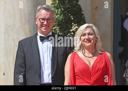 Melanie HUML (politicien CSU) avec son mari Markus ouverture du Bayreuth Richard Wagner Festival 2022. Tapis rouge sur 25 juillet 2022. Green Hill, ? Banque D'Images