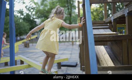 Odessa, Ukraine, Europe de l'est. 26th juillet 2022. Une petite fille mignonne joue sur le terrain de jeu. Enfant fille jouant sur l'aire de jeux dans le parc de la ville (Credit image: © Andrey Nekrasov/ZUMA Press Wire) Banque D'Images