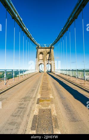 Pont suspendu de Menai au-dessus du détroit de Menai entre l'île d'Anglesey et le pays de Galles Banque D'Images