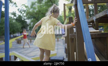 Odessa, Ukraine, Europe de l'est. 26th juillet 2022. Une petite fille mignonne joue sur le terrain de jeu. Enfant fille jouant sur l'aire de jeux dans le parc de la ville (Credit image: © Andrey Nekrasov/ZUMA Press Wire) Banque D'Images