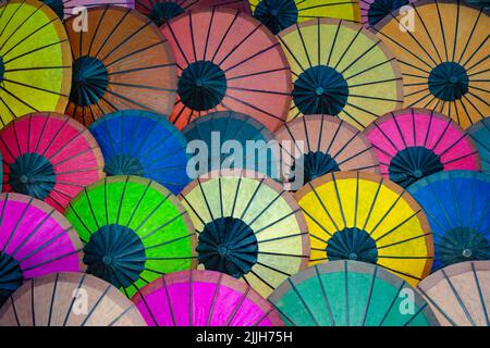 Parasols en papier faits main colorés exposés sur un marché de rue à Luang Prabang, au Laos Banque D'Images