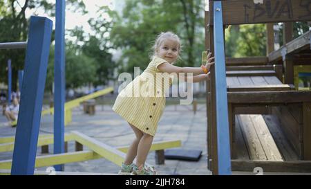 Odessa, Ukraine, Europe de l'est. 26th juillet 2022. Une petite fille mignonne joue sur le terrain de jeu. Enfant fille jouant sur l'aire de jeux dans le parc de la ville (Credit image: © Andrey Nekrasov/ZUMA Press Wire) Banque D'Images