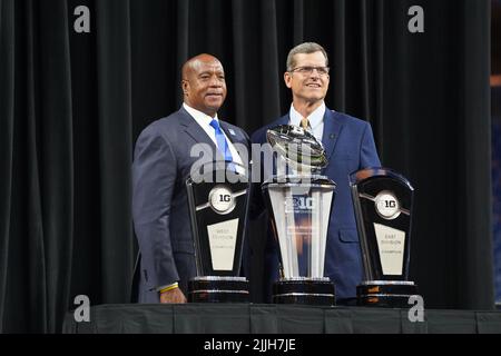 Le commissaire Kevin Warren et l'entraîneur en chef du Michigan, Jim Harbaugh, posent pour une photo aux Big Ten Media Days 2022 au stade Lucas Oil, en Inde Banque D'Images