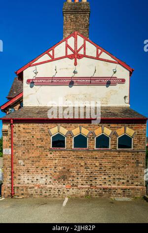 Ancienne gare de Llanfair­pwllgwyngyll­gogery­chwyrn­drobwll­llan­tysilio­gogo­goch (la plus longue ville d'Europe) sur le mur. Banque D'Images