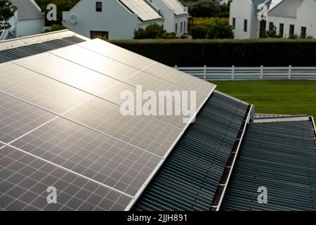 La lumière du soleil tombant sur les panneaux solaires installés sur le toit des maisons, l'espace de copie Banque D'Images