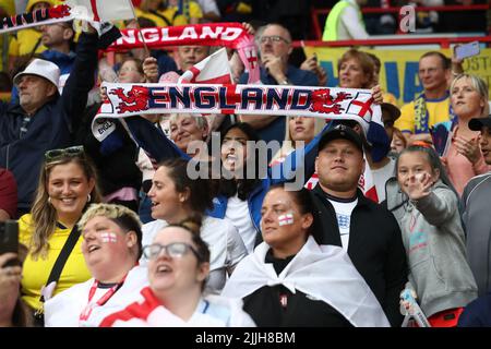 Les fans d'Angleterre lors du match de l'UEFA Women European Championship entre England Women et la Suède à Bramall Lane, Sheffield, le mardi 26th juillet 2022. (Credit: Mark Fletcher | MI News) Credit: MI News & Sport /Alay Live News Banque D'Images