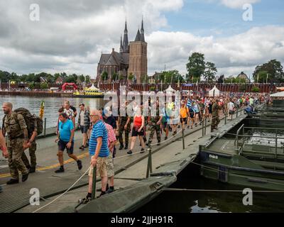 Les participants sont vus traverser le « pont ponton », construit par les militaires néerlandais lors du plus grand événement de randonnée de plusieurs jours au monde. La marche des quatre jours (en néerlandais 'Vierdaagse') est considérée comme le premier exemple de l'esprit sportif et des liens internationaux entre militaires et civils de nombreux pays différents. Après deux ans d'annulation, il a été retenu à nouveau, mais le premier jour a été annulé en raison de températures chaudes, transformant les quatre marches en trois jours de marche. Il s'agit de l'édition 104 et le total officiel des marcheurs enregistrés était de 38 455 dans 69 pays. Ils peuvent choisir de wa Banque D'Images