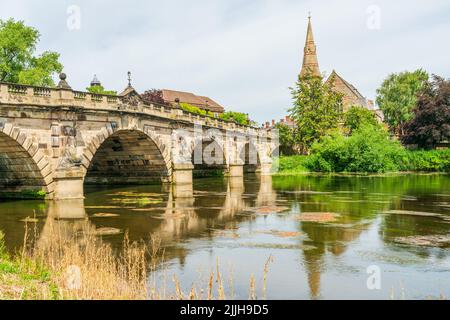 Le pont Engeish et l'église unie réformée de l'autre côté de la rivière Severn à Shrewsbury, dans le Shropshire, au Royaume-Uni Banque D'Images