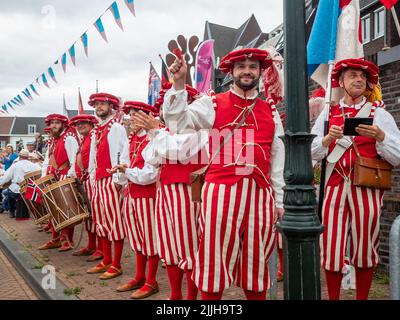 Un groupe de musique de Norvège accueille les marcheurs qui passent à côté lors du plus grand événement de randonnée de plusieurs jours au monde. La marche des quatre jours (en néerlandais 'Vierdaagse') est considérée comme le premier exemple de l'esprit sportif et des liens internationaux entre militaires et civils de nombreux pays différents. Après deux ans d'annulation, il a été retenu à nouveau, mais le premier jour a été annulé en raison de températures chaudes, transformant les quatre marches en trois jours de marche. Il s'agit de l'édition 104 et le total officiel des marcheurs enregistrés était de 38 455 dans 69 pays. Ils peuvent choisir de marcher 30km, 40km ou 50km p. Banque D'Images