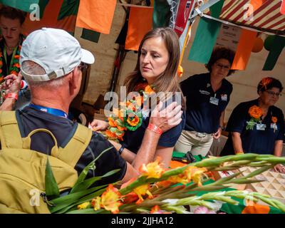 Un participant reçoit sa médaille après avoir marché 50km dans le plus grand événement de marche de plusieurs jours au monde. La marche des quatre jours (en néerlandais 'Vierdaagse') est considérée comme le premier exemple de l'esprit sportif et des liens internationaux entre militaires et civils de nombreux pays différents. Après deux ans d'annulation, il a été retenu à nouveau, mais le premier jour a été annulé en raison de températures chaudes, transformant les quatre marches en trois jours de marche. Il s'agit de l'édition 104 et le total officiel des marcheurs enregistrés était de 38 455 dans 69 pays. Ils peuvent choisir de marcher 30km, 40km ou 50km par jour. Banque D'Images